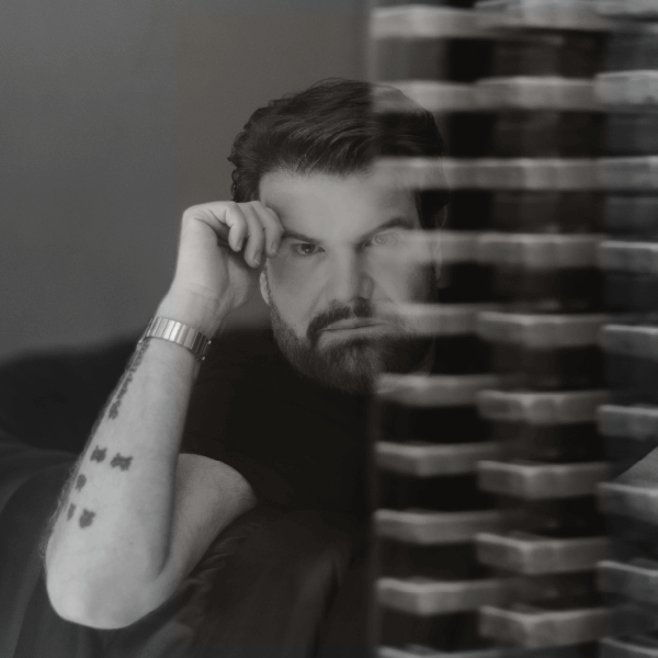 (Guilherme Torrês) - Com um estilo próprio e autoral, além de reconhecimento e destaque no país, Guilherme coleciona mais de 50 prêmios